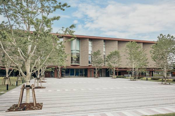 建物外の交流広場の写真